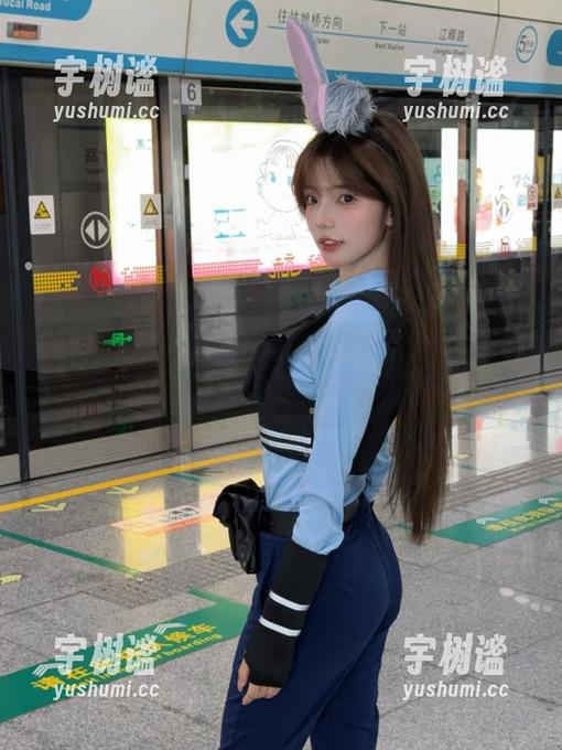 当你在黑料网络观看女神写真：美到心醉，但又有点让人担心…